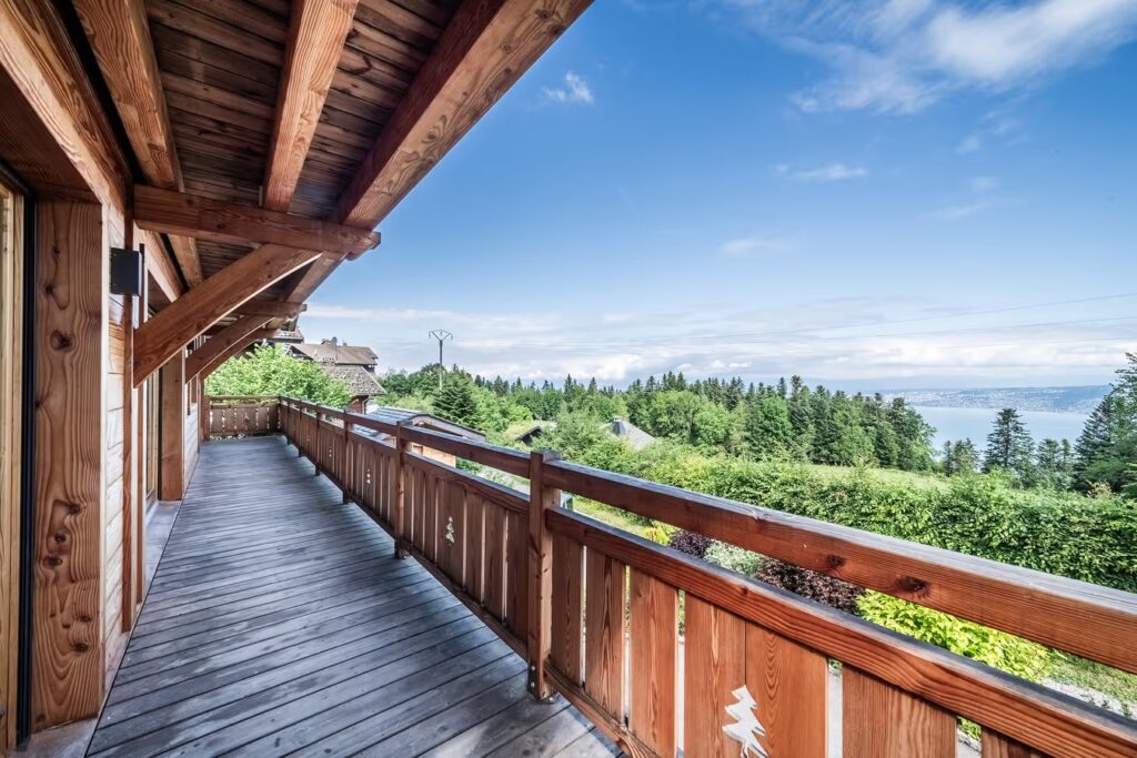 grande terrasse du chalet avec vue sur lac léman