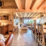 grande salle à manger avec salon dans ce chalet à Thollon les Mémises
