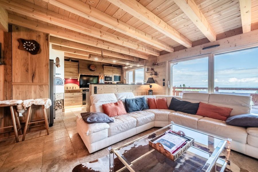 intérieur du salon de notre chalet de thollon les memises