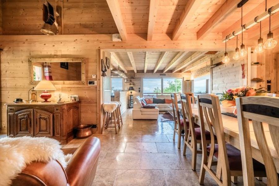 grande salle à manger avec salon dans ce chalet à Thollon les Mémises